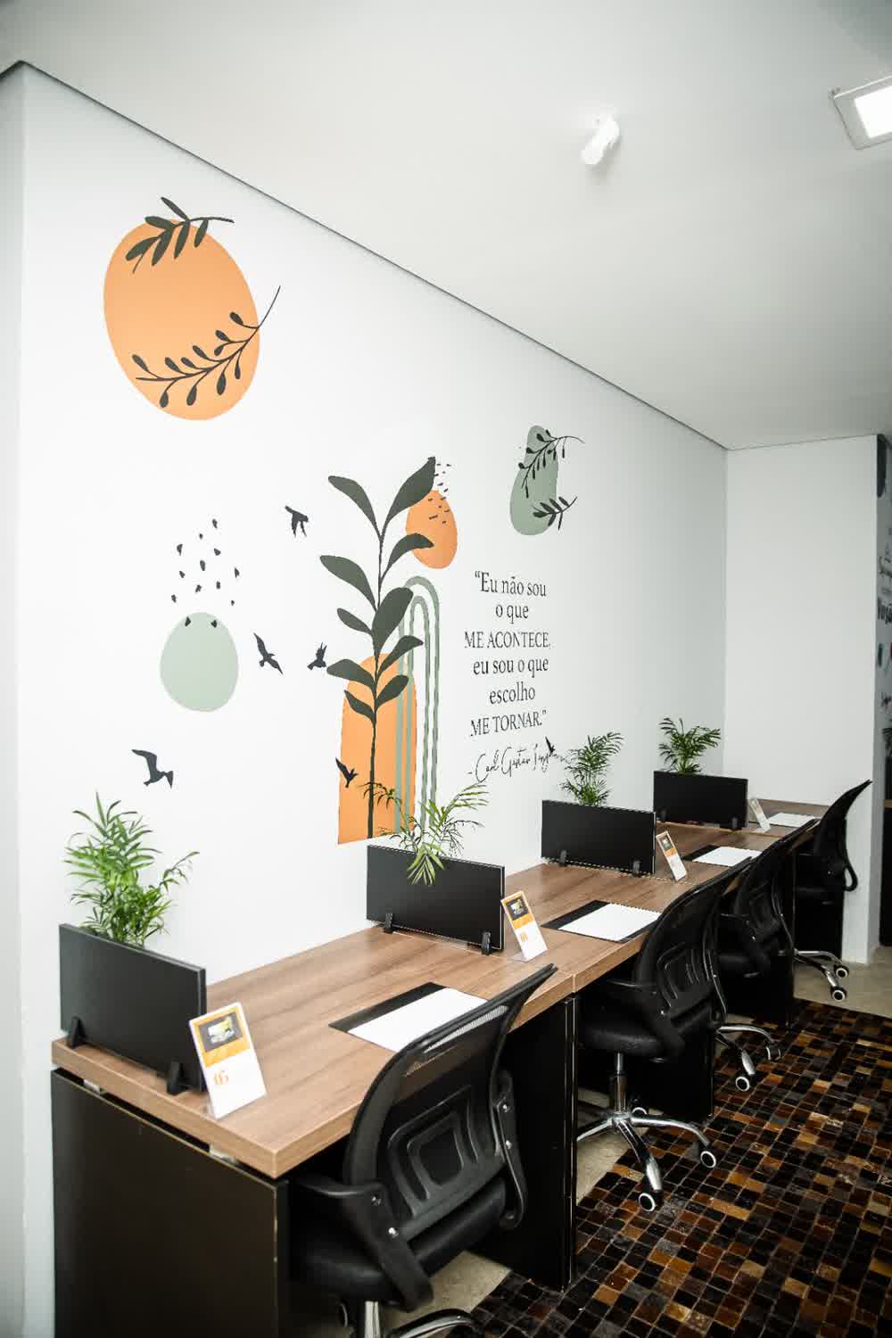 Bancada compartilhada com divisórias e plantas decorativas