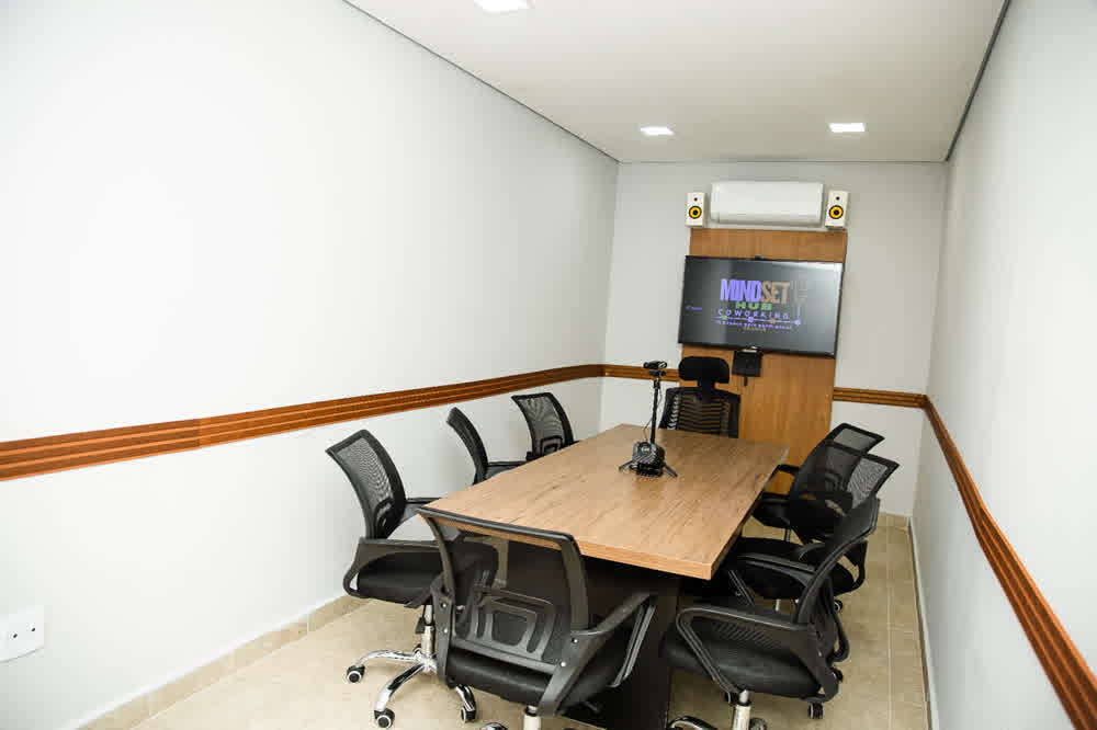 Sala de reunião equipada para videoconferência