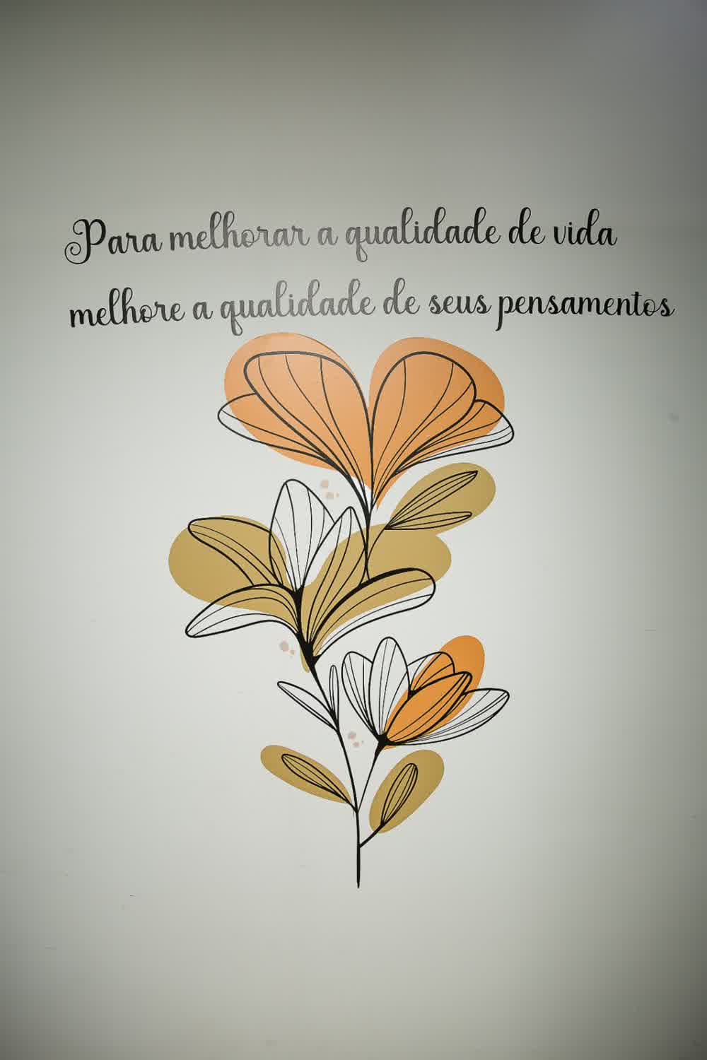Detalhe decorativo com frase inspiradora e ilustração floral