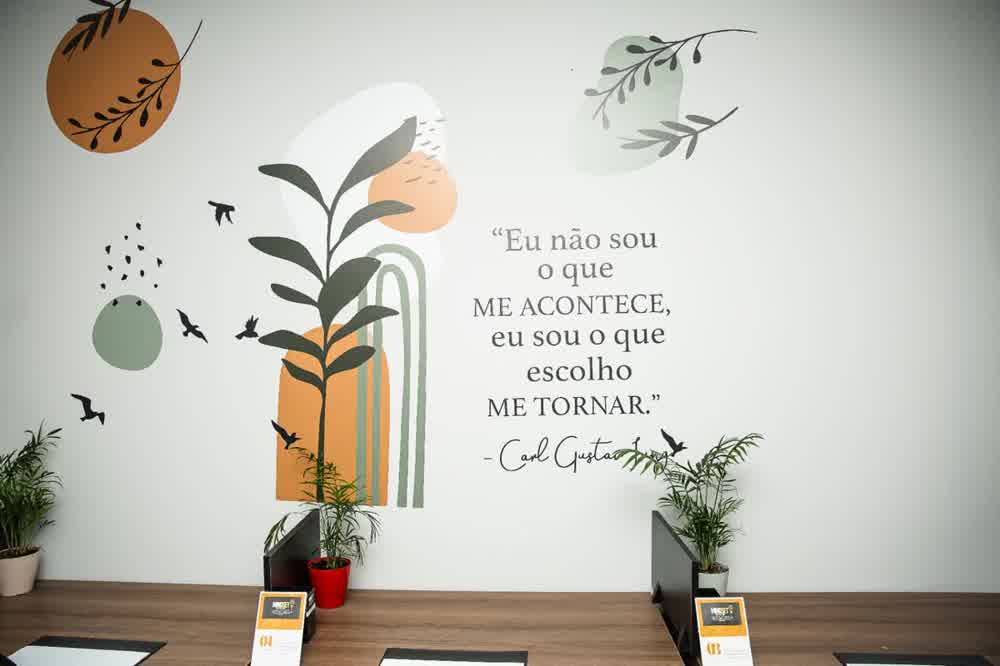 Mural com citação de Carl Gustav Jung sobre escolhas