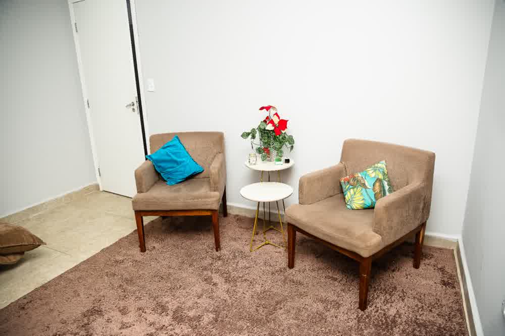 Ambiente de escuta com duas poltronas e mesa lateral