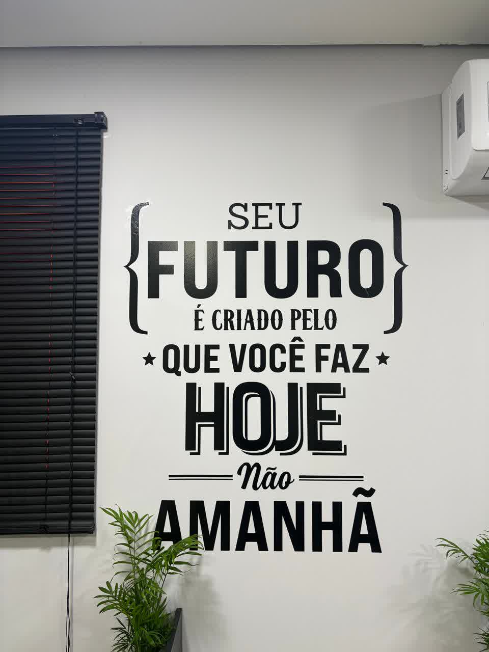 Adesivo de parede motivacional: Seu futuro é criado pelo que você faz hoje, não amanhã