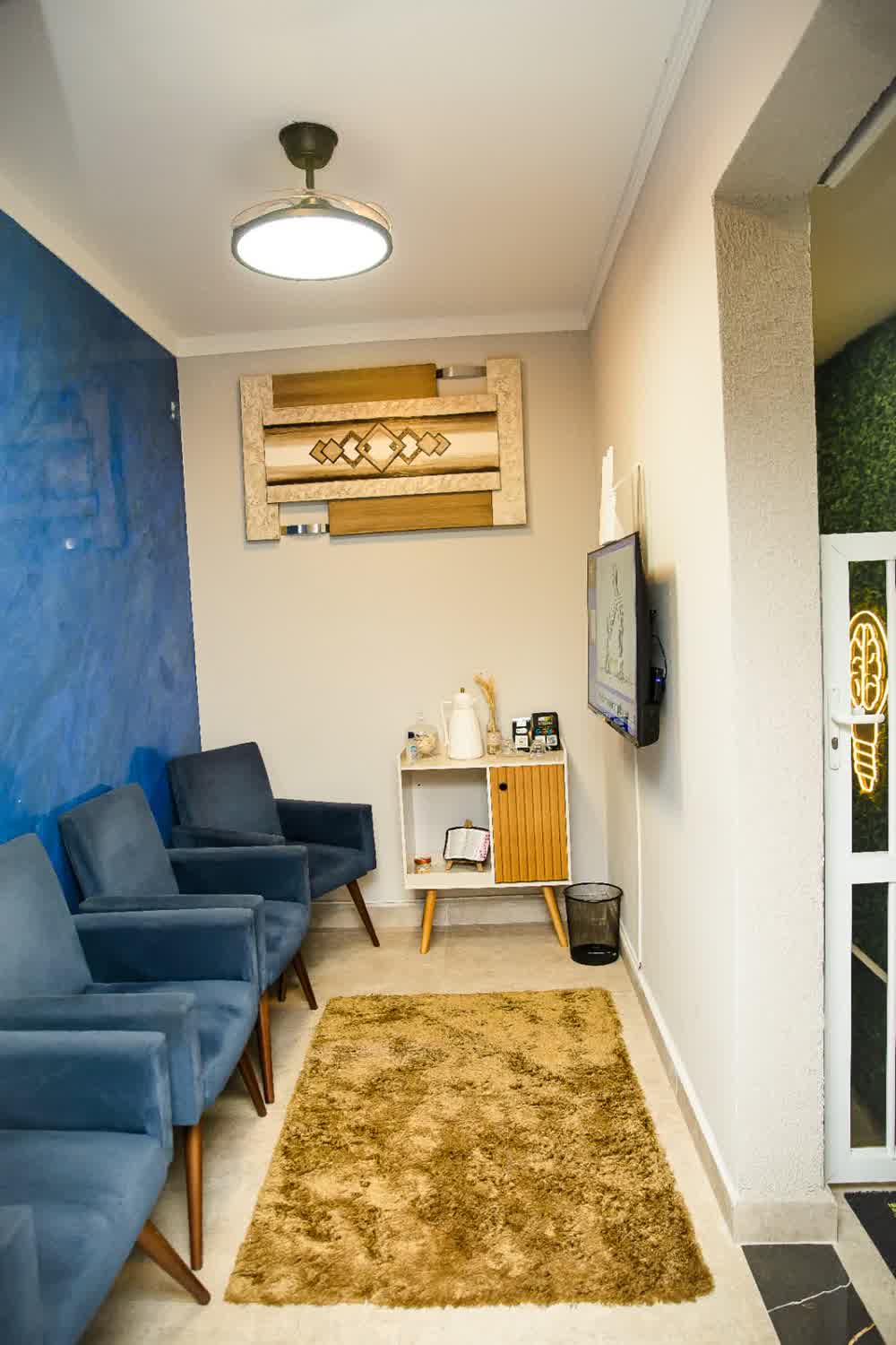 Área de espera com TV e cafeteria
