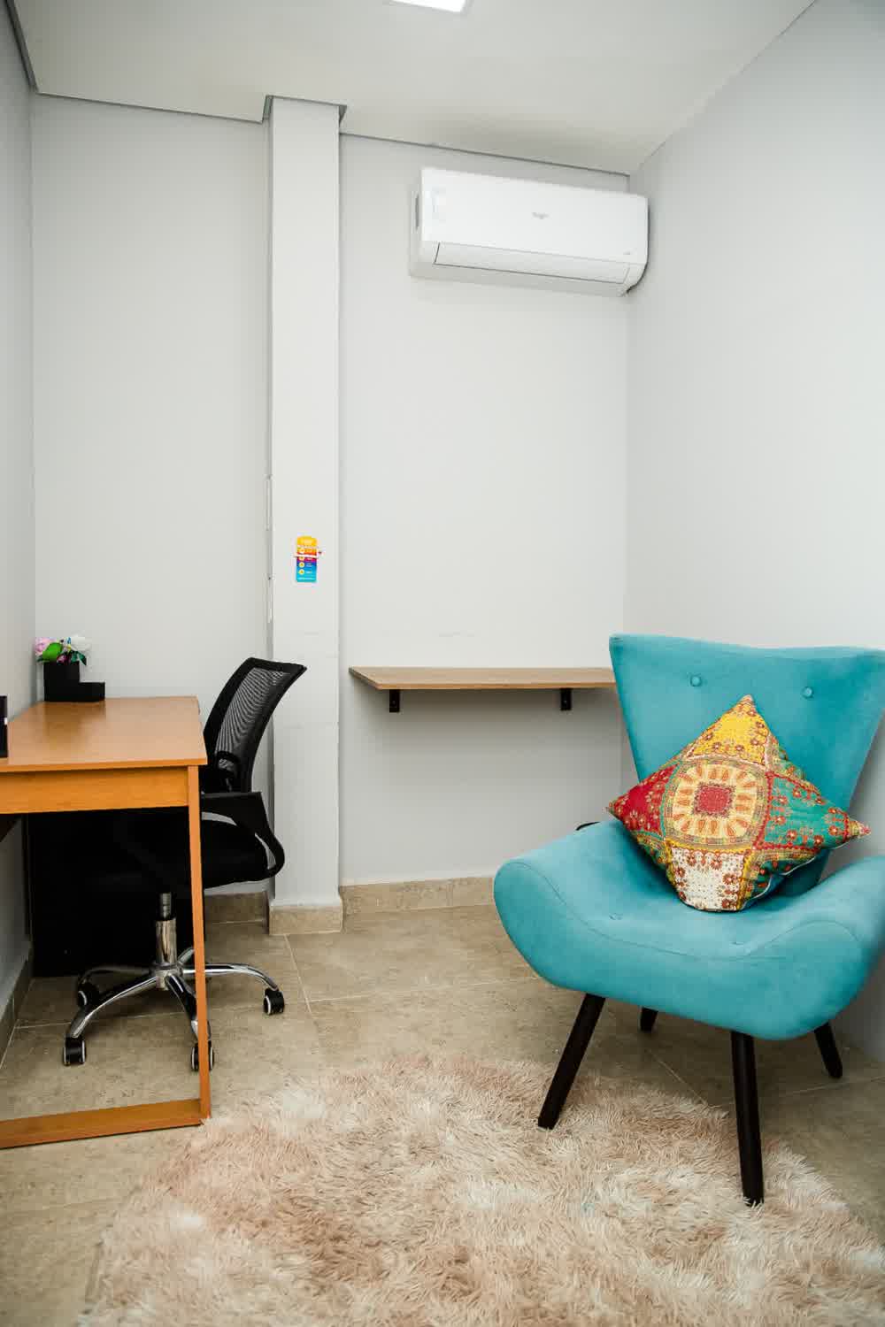 Sala de atendimento com poltrona azul e ar-condicionado