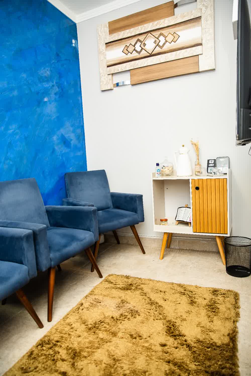Detalhe da bancada com Wi-Fi e avaliação Google