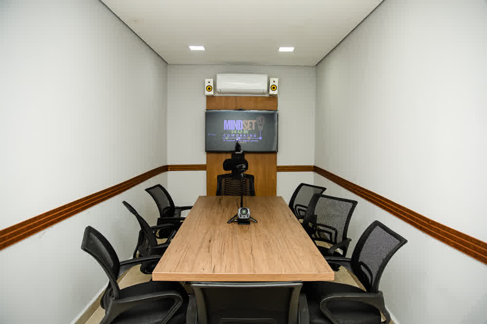 Vista frontal da sala de reunião com TV
