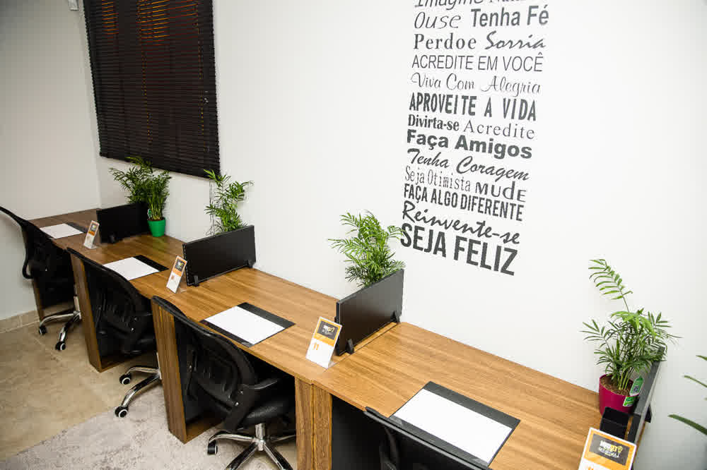 Bancada corrida com estações de trabalho e mural motivacional