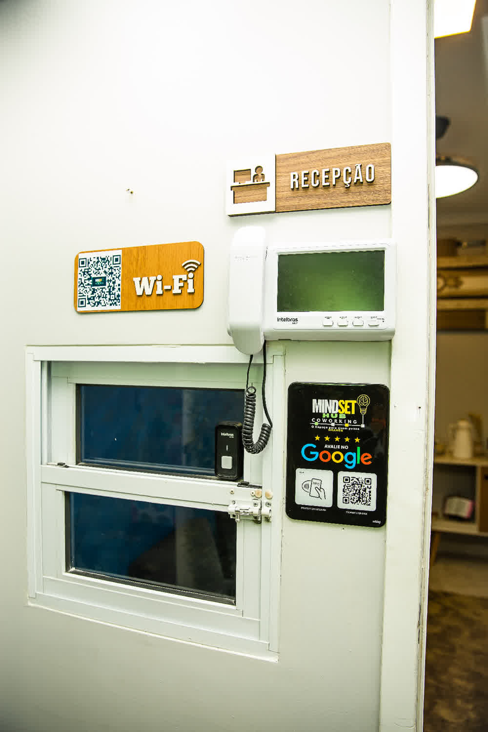 Entrada da recepção com sinalização e Wi-Fi