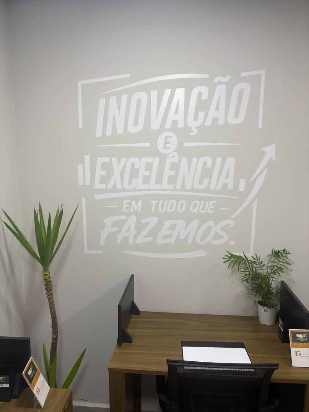 Mural com a frase Inovação e Excelência em tudo que fazemos