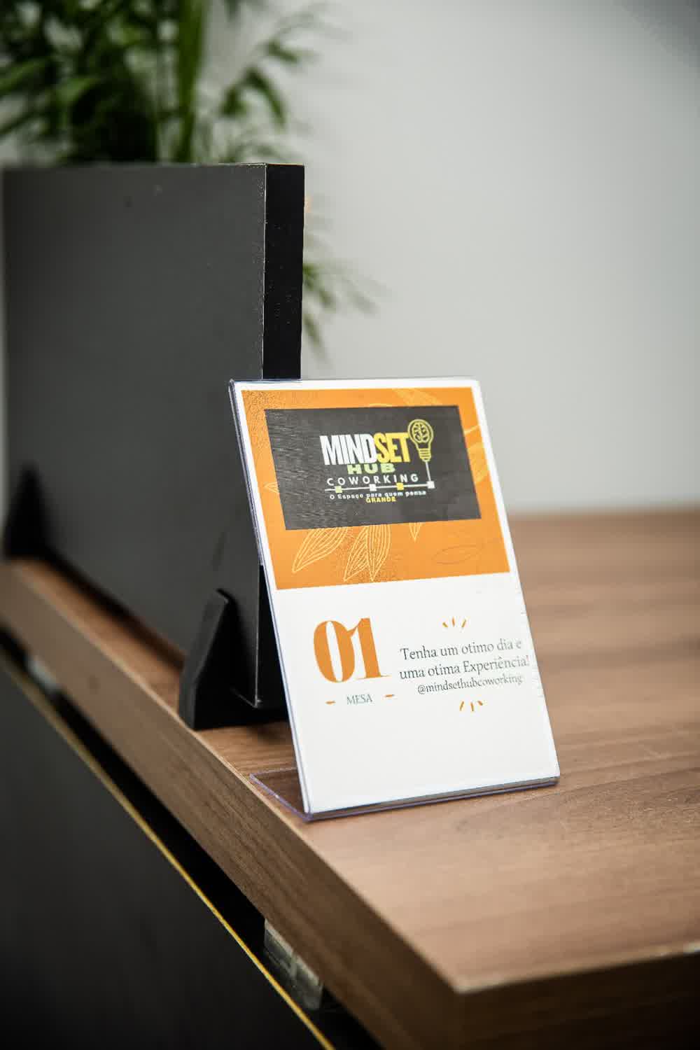 Placa acrílica da mesa 01 com identidade visual do Mindset Hub