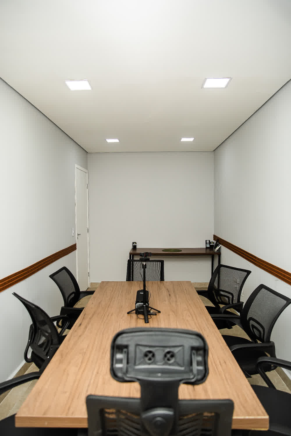 Sala de reunião ampla com bancada auxiliar